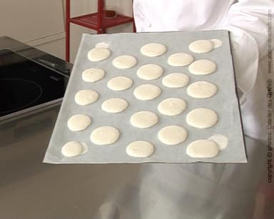 La pâte à macaron, base meringue française 