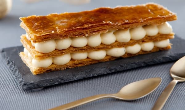 Mille-feuille aérien à la vanille, sauce caramel au beurre demi-sel