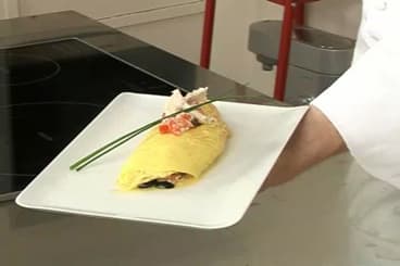 Wrap d'omelette aux fanes de carottes, thon et légumes croquants