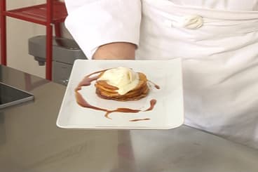 Pomme caramélisée au sukiyaki et montée comme une tarte Tatin