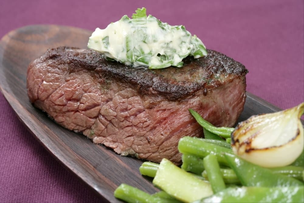 Pavé de boeuf beurre maître d'hôtel, poêlée de haricots verts