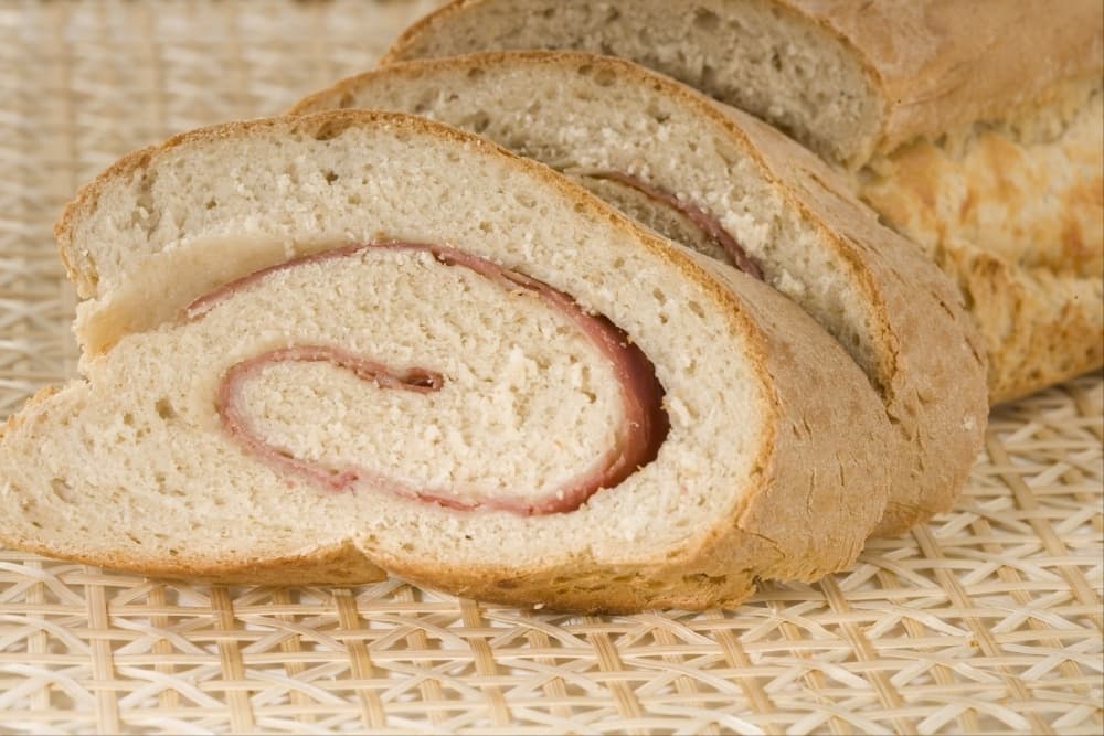 Pain roulé au jambon et au fromage