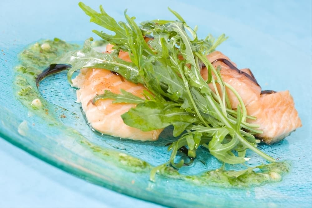 Saumon cru et cuit, menthe et wasabi, aigre-doux au sésame et yaourt et écrasé d'avocat