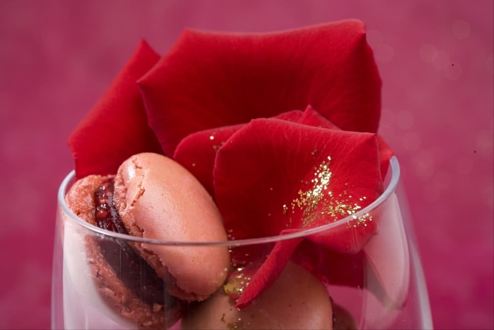 Macaron à la rose et à la framboise