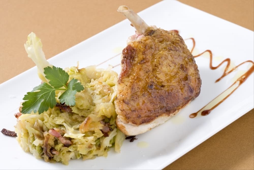 Suprême de pintade et chou aux lardons