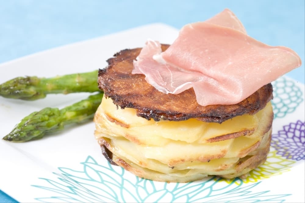 Petits gâteaux de pommes de terre aux asperges et jambon de Parme