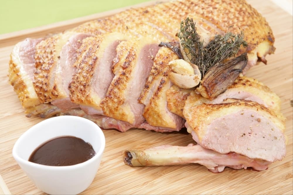 Coffre de canard entier rôti aux figues fraîches