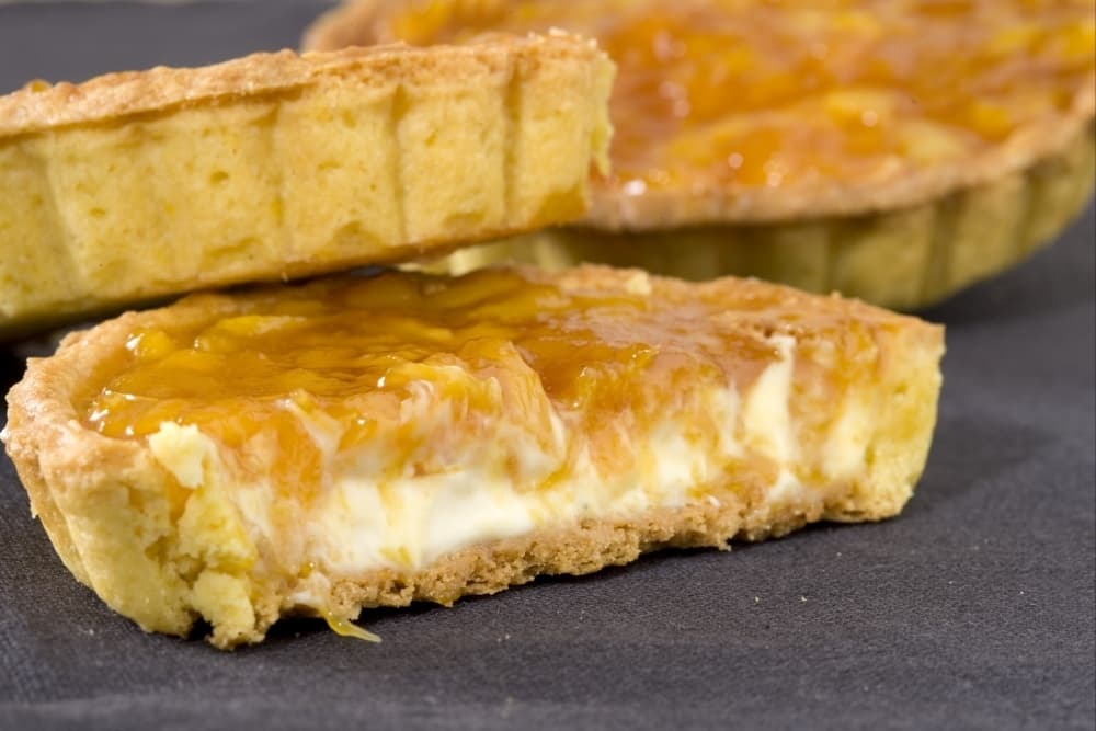 Tarte sablée, crème Chiboust, mangues caramélisées