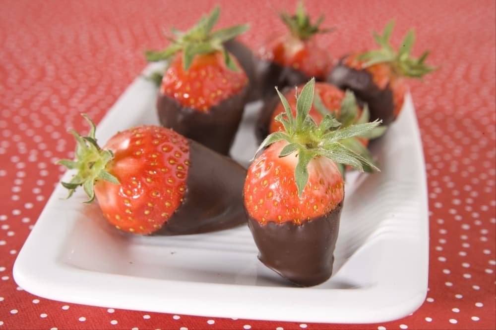 Fraise en coque de chocolat