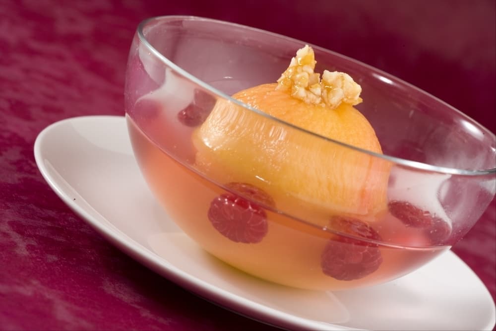 Pêche pochée au thé et farcie aux fruits secs