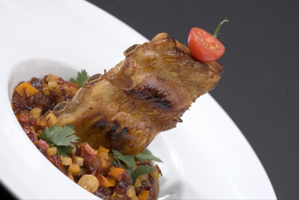 Travers de porc fermier laqué au miel, chutney de légumes croquants