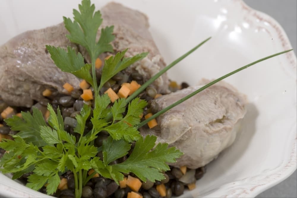 Joues de porcelet pochées aux aromates, lentilles au lard