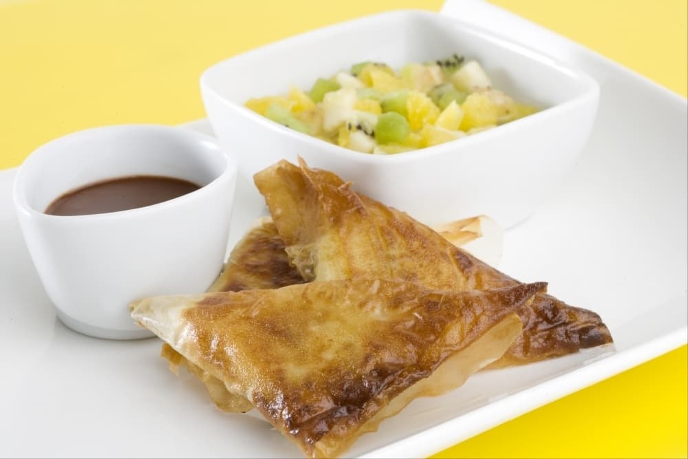 Samossa à la crème de coco, banane et sauce chocolat