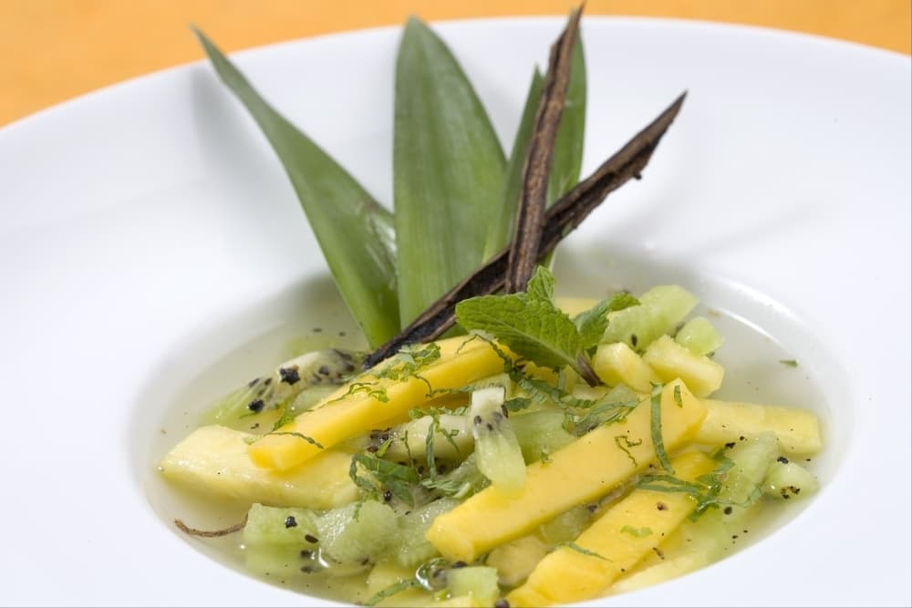 Nage de fruits exotiques à la menthe fraîche