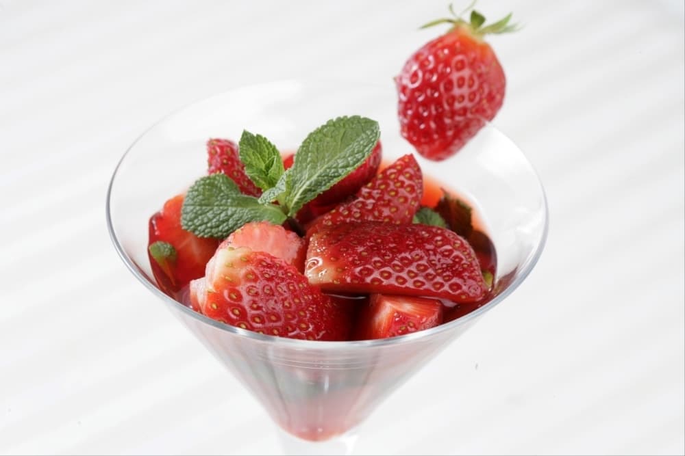Nage de fraises et framboises à la menthe fraîche