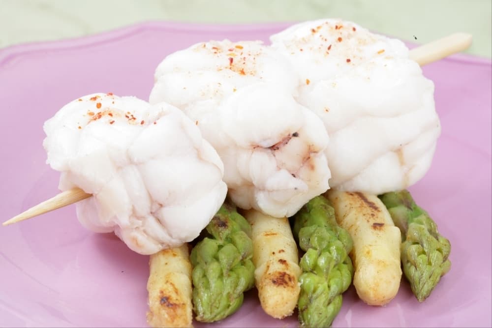 Médaillons de lotte pochés, asperges blanches & vertes fondantes