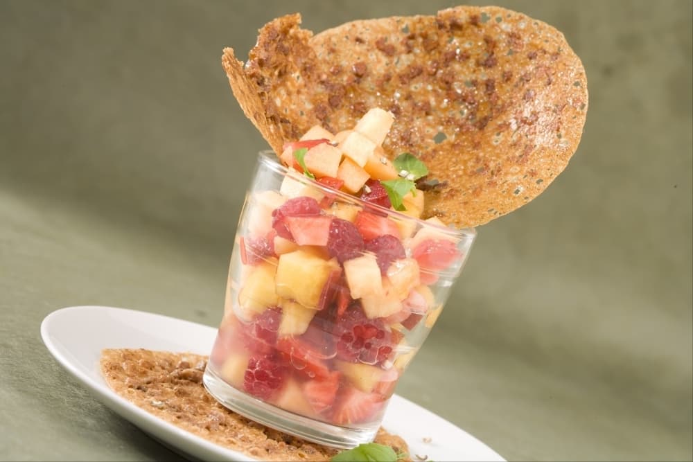 Soupe de fraises, framboises, pêches, melons, cage de tuiles croustillantes