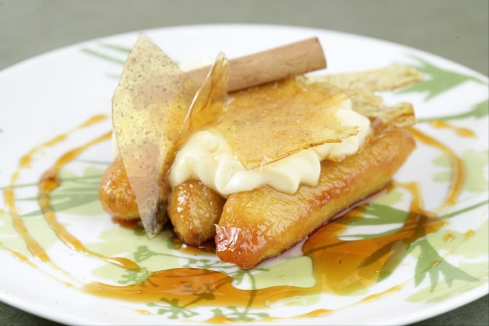 Voile de caramel aux épices, crème légère aux mini bananes flambées