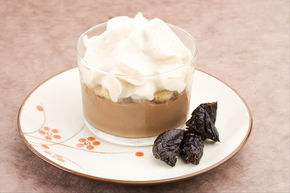Crémeux chocolaté, biscuit breton et mousseux pruneaux-armagnac