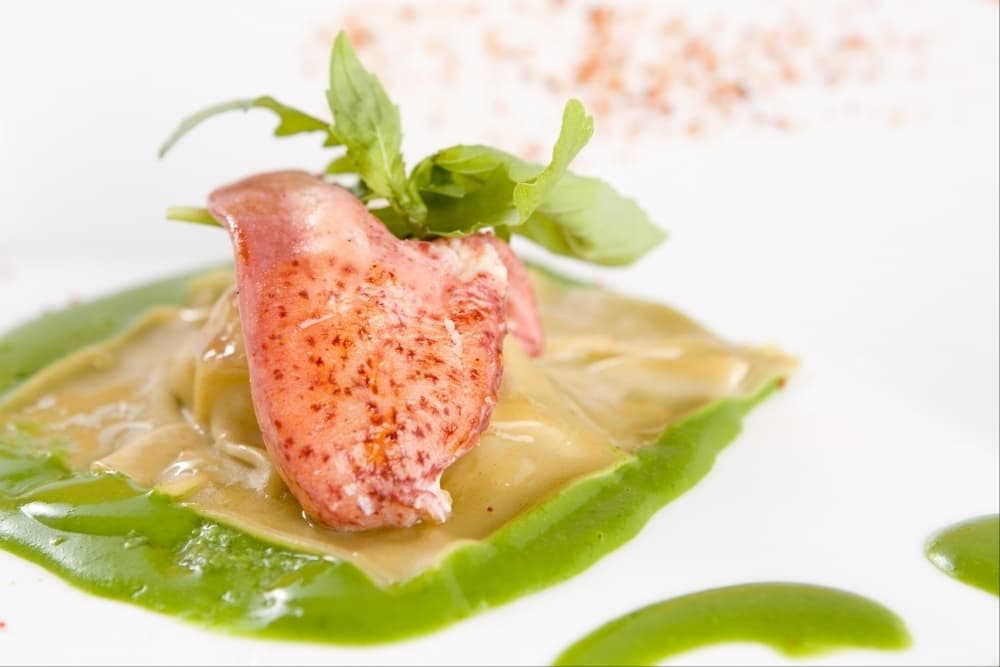 Raviole de homard et soupe de pousses vertes