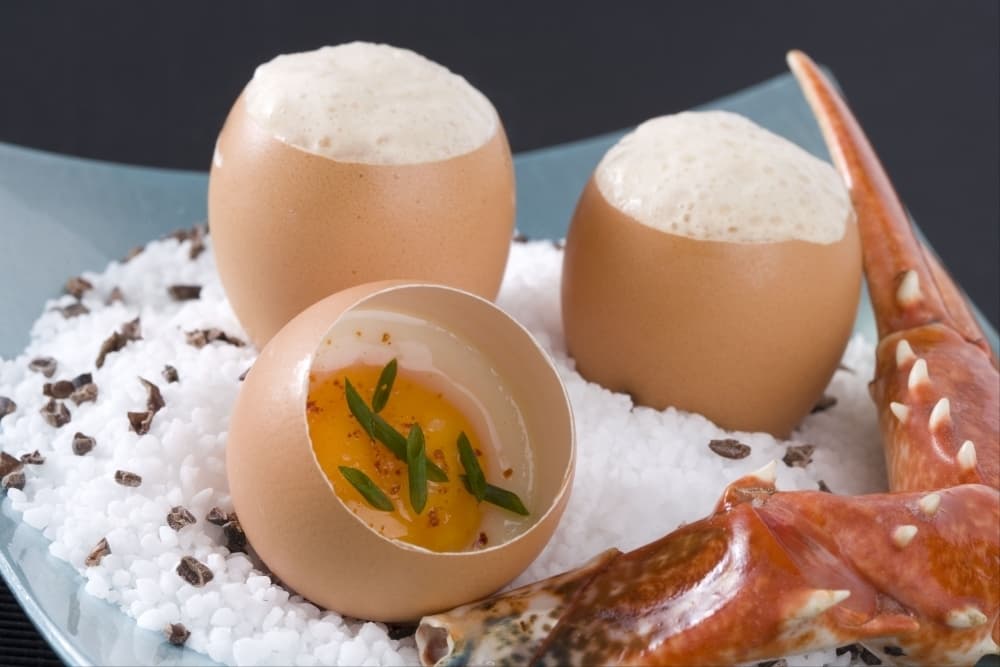 Oeuf cocotte cuit dans sa coquille, émulsion chocolatée au homard