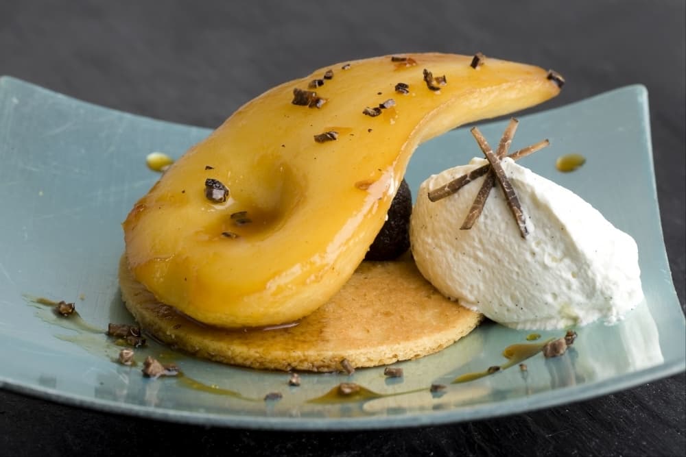 Sablé breton, poire au caramel de truffe et chantilly à la graine de vanille