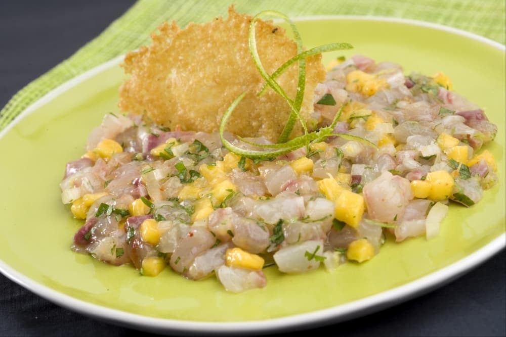 Tartare de daurade à la mangue, tuile de parmesan