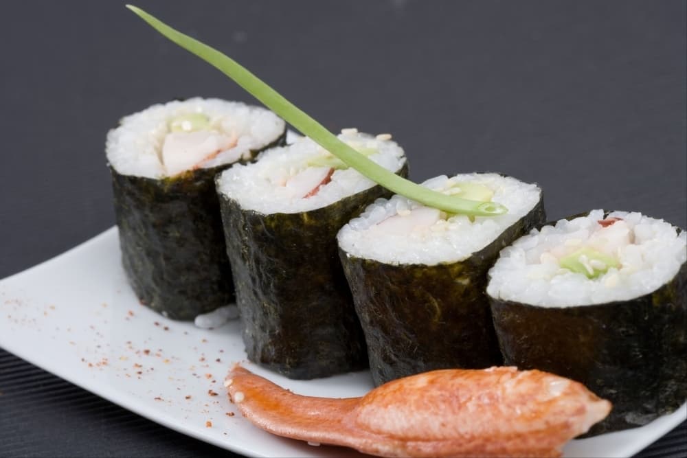 Maki de homard, avocat et sésame