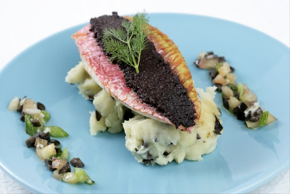 Filet de rouget à la tapenade, purée à l'olive noire