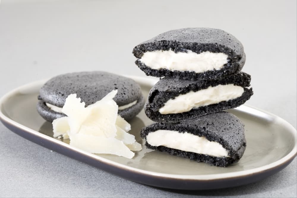 Macaron à l'encre de seiche et parmesan