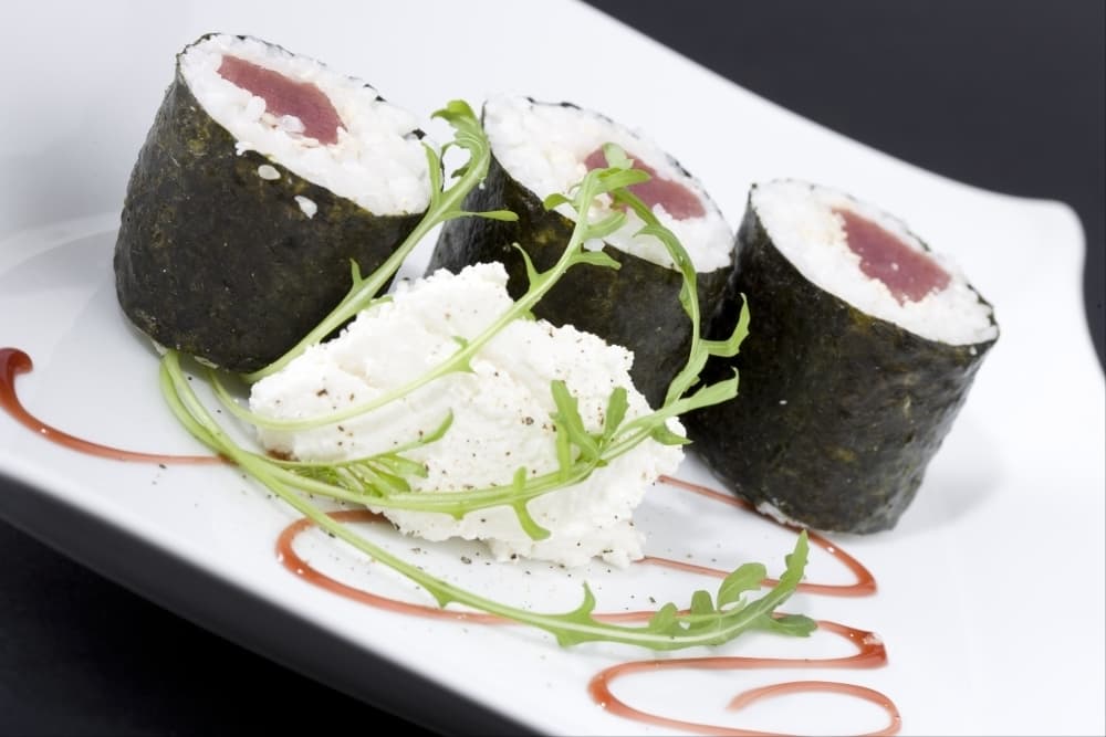 Maki de thon rouge et chèvre frais, jeunes pousses d'épinard au gingembre mariné