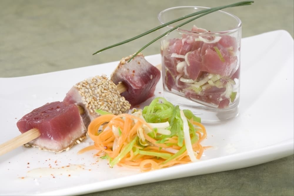 Autour du thon : mini tartare en verrine et cubes mi-cuits dorés au sésame