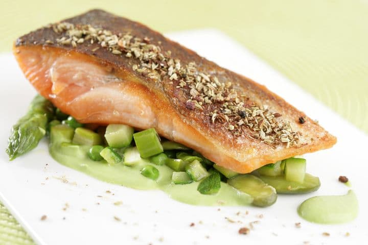 Saumon rôti aux épices, jus et légumes verts