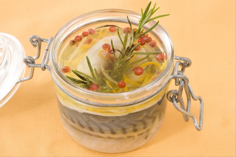 Lisettes marinées au vin blanc, agrumes et aromates