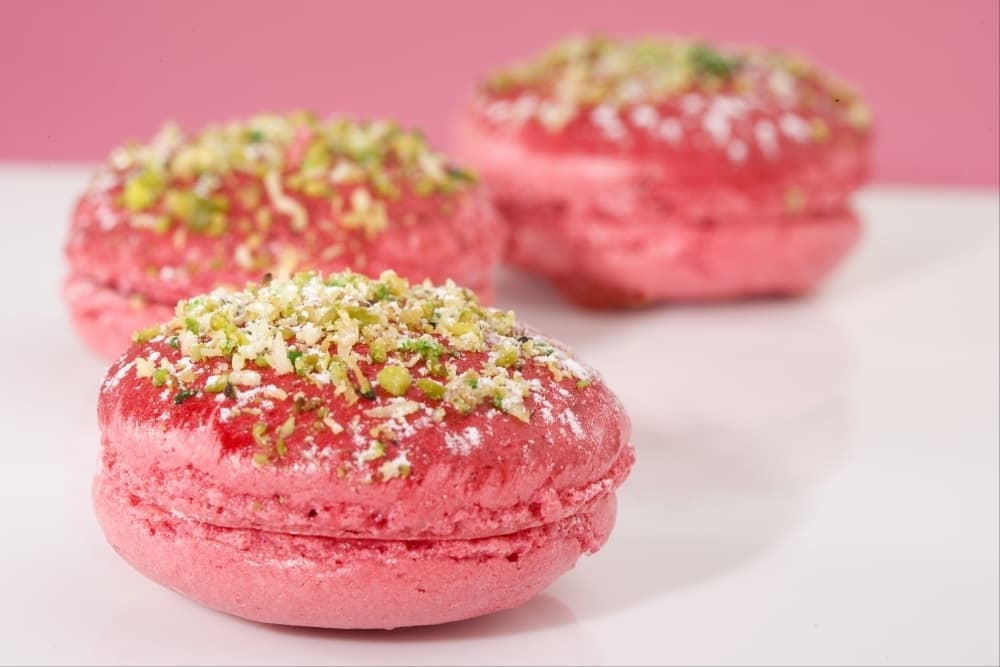 Macaron à la pâte de pistache et fraise