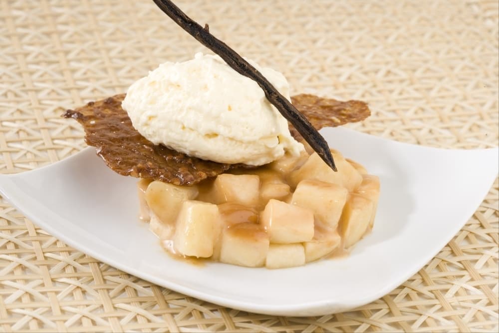 Poire confite à la sauce caramel, sabayon mascarpone et tuile croustillante
