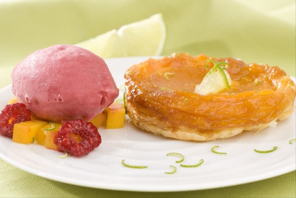 Tatin de mangues au citron vert, sorbet minute framboise