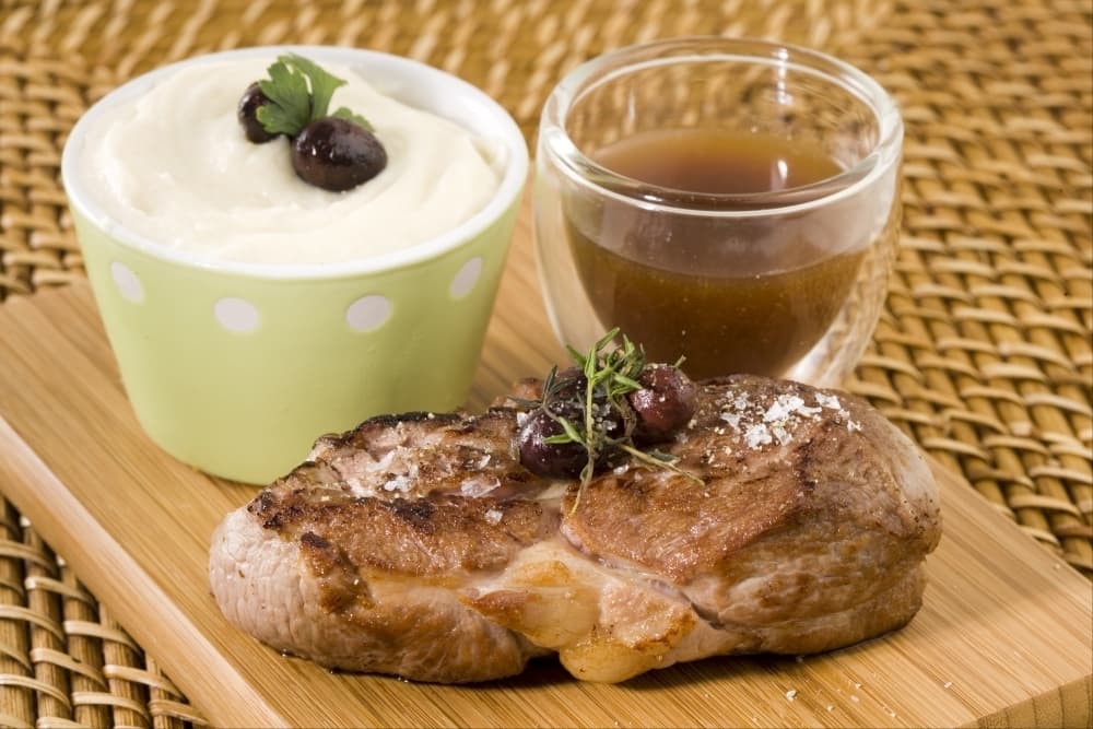 Pavé d'agneau, mousseline de céleri rave à l'ail, jus corsé