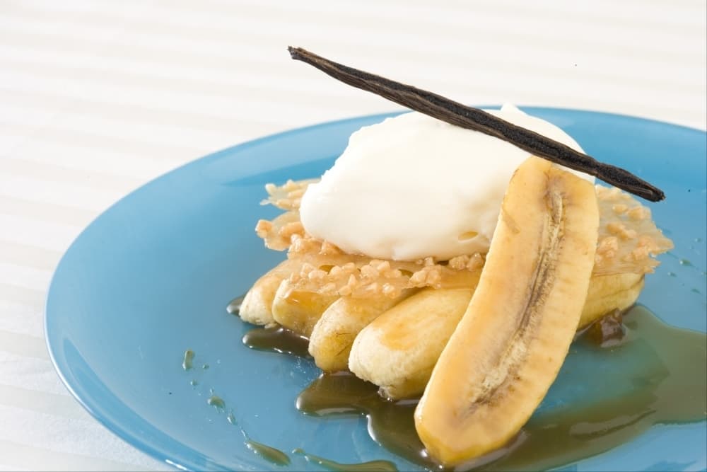 Bananes confites à la sauce caramel, sabayon mascarpone et tuile croustillante