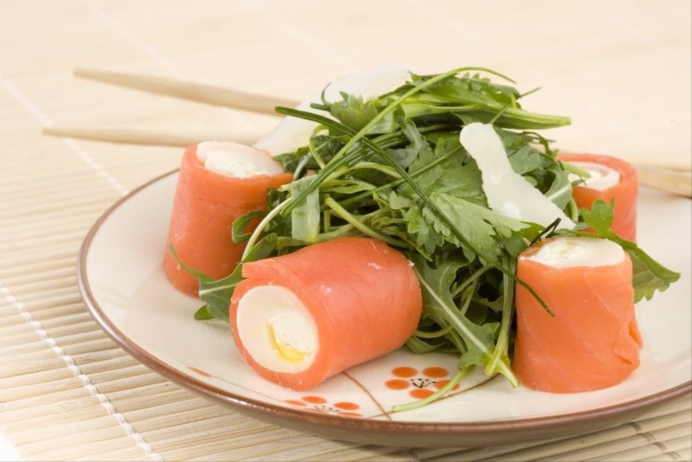 Maki de saumon fumé au coeur de palmier, roquette et copeaux de parmesan
