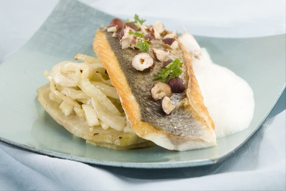 Filet de bar rôti aux fenouils et artichauts à l'huile de noix, sauce onctueuse à l'ail doux