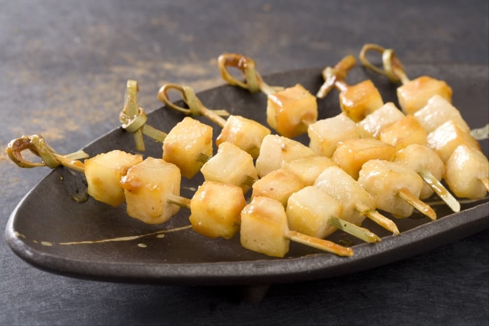 Brochettes de fruits caramélisées aux épices