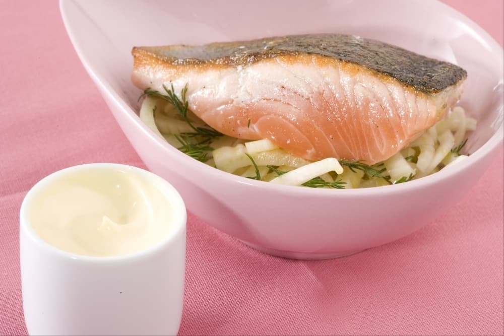 Saumon mi-cuit, mayonnaise légère et salade de fenouil