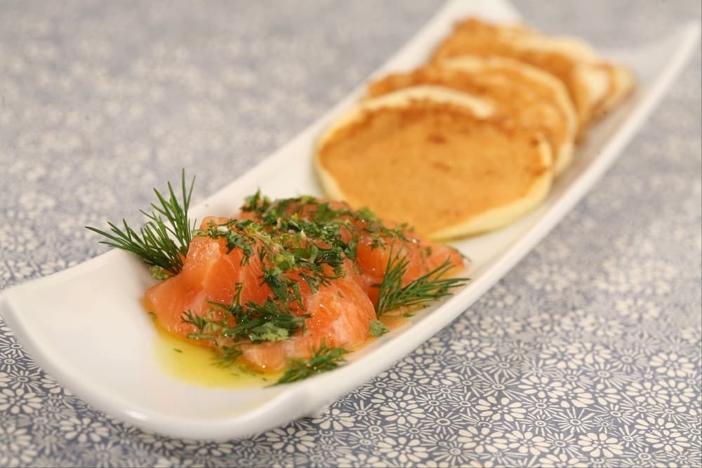 Blinis au saumon mariné aux herbes et baies