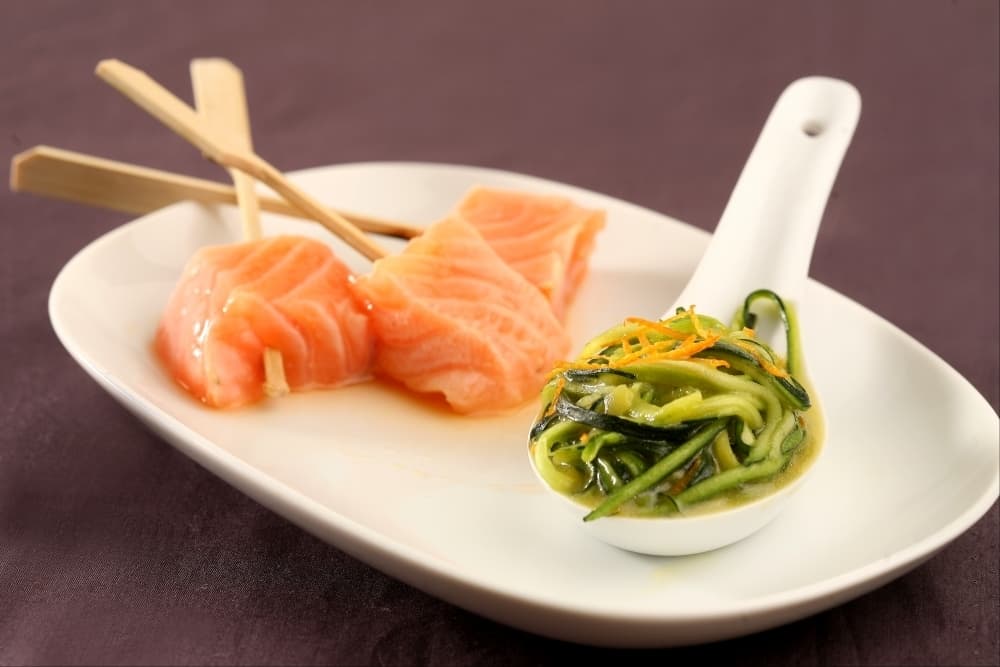 Cubiques de saumon flambé, courgettes aux agrumes