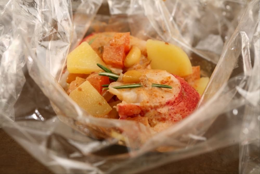 Papillote translucide de pommes de  terre et homard