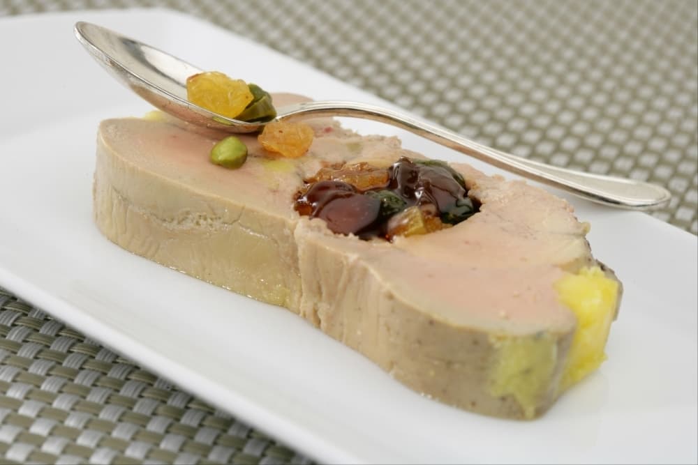 Terrine de foie gras, coeur de fruits secs marinés à l'armagnac