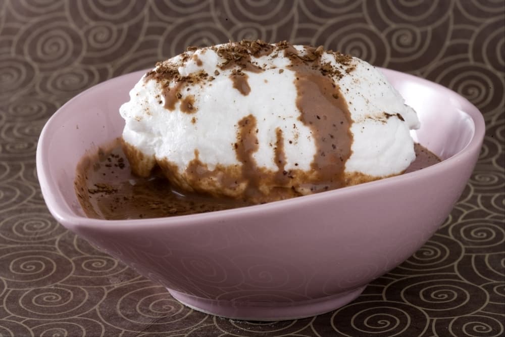 Nuages blancs sur fond de chocolat