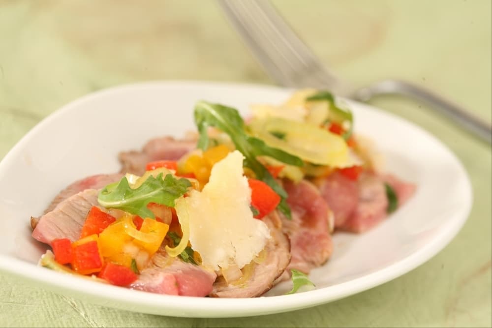 Carpaccio de veau mi-cuit aux légumes croquants, copeaux de parmesan et roquette