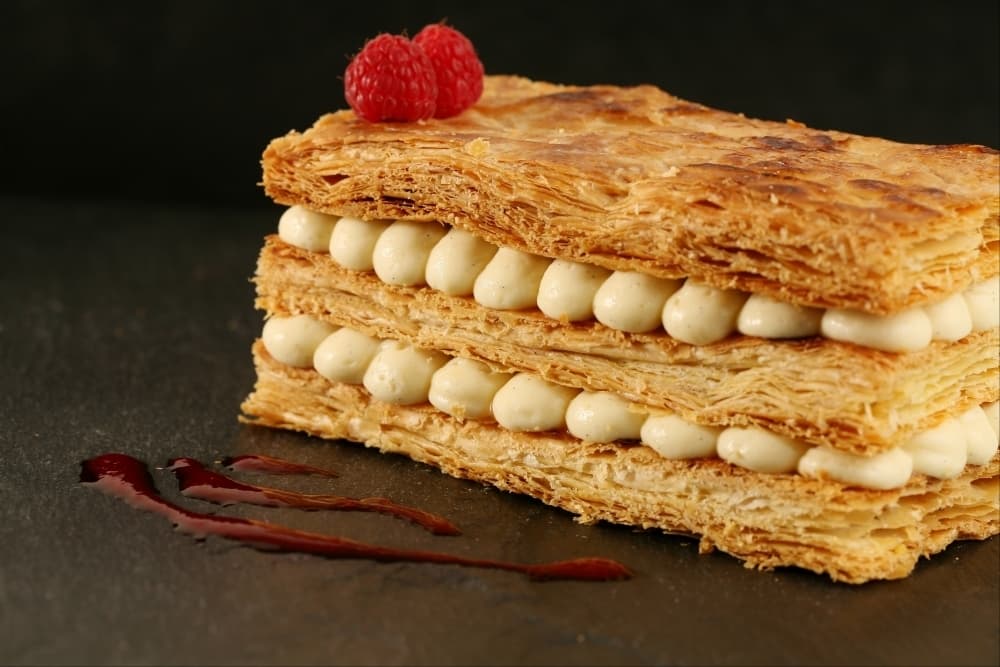 Mille-feuille à l'eau de rose, coulis de framboise